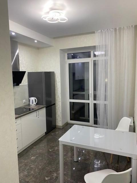 Люкс Апартаменти В Центрі Міста ,Жк Театральний Ривне Екстериор снимка