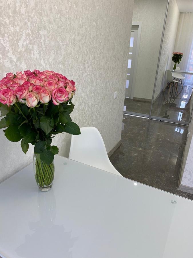 Люкс Апартаменти В Центрі Міста ,Жк Театральний Ривне Екстериор снимка